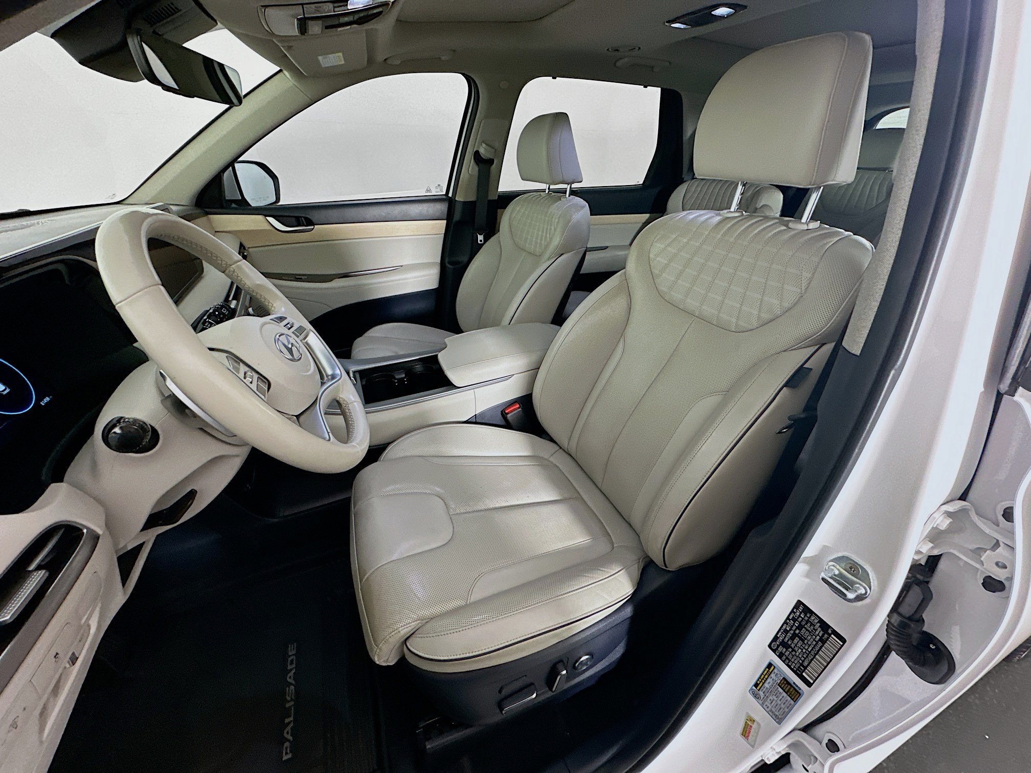 Used 2023 Hyundai Palisade Limited w/ Winter Package FWD image 13
