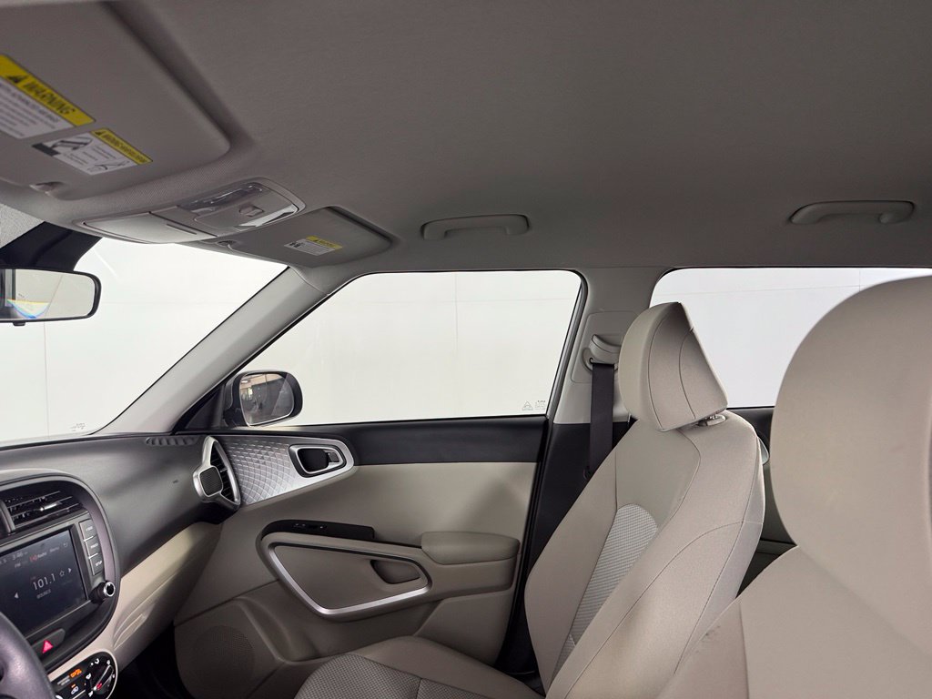 Used 2025 Kia Soul LX w/ LX Technology Package FWD image 17