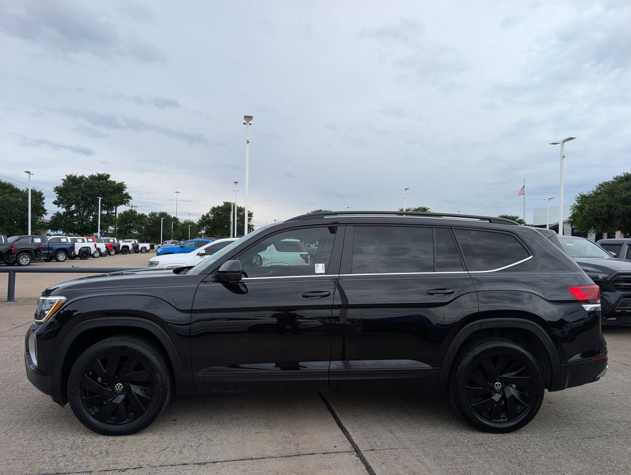 Used 2024 Volkswagen Atlas SE FWD image 3