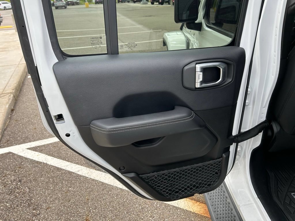 Used 2019 Jeep Wrangler Unlimited Sahara AWD/4WD image 14