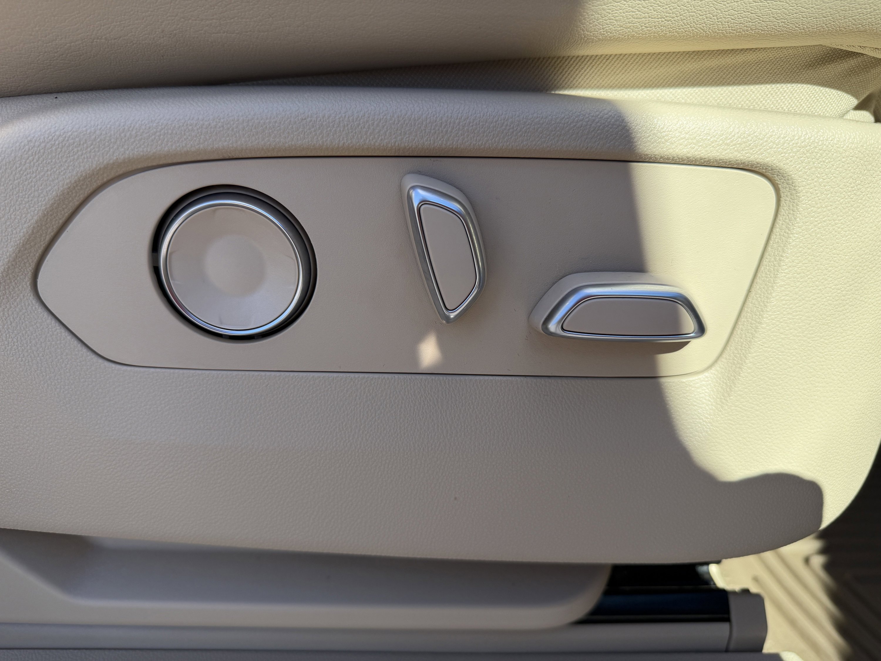 Used 2021 Cadillac Escalade ESV Premium Luxury w/ LPO, Illumination Package image 28