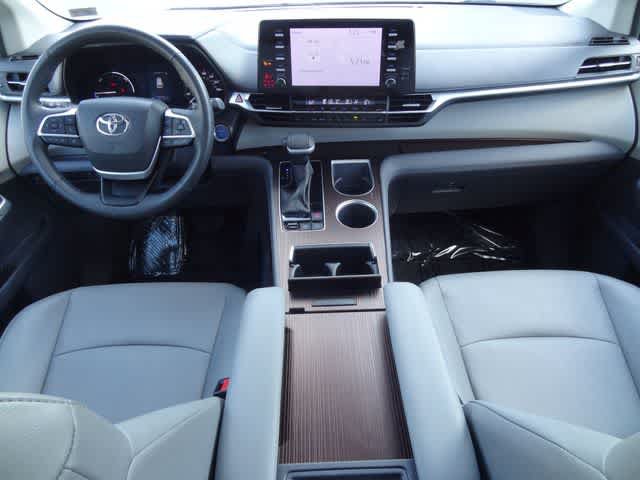 Used 2024 Toyota Sienna XLE FWD image 19