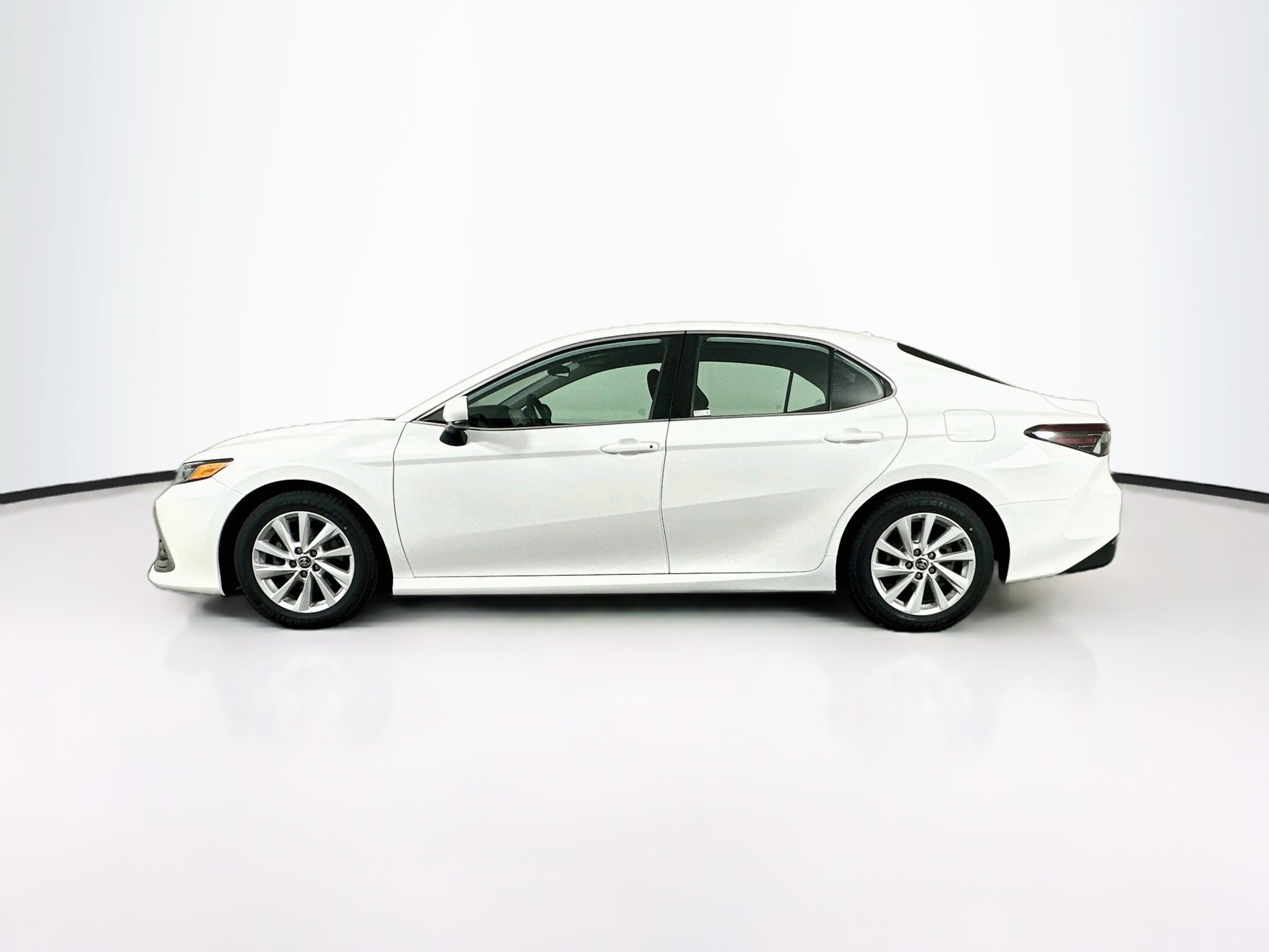 Used 2022 Toyota Camry LE w/ Carpet Mat Package (TMS) FWD image 4
