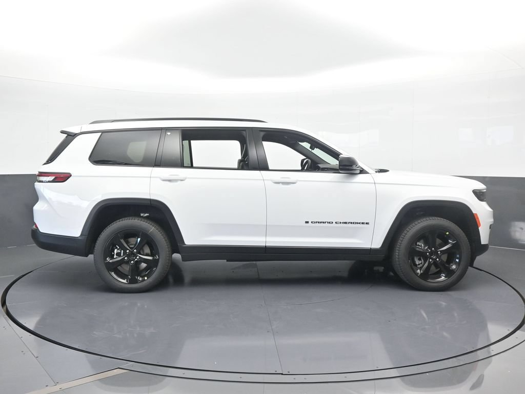 Used 2025 Jeep Grand Cherokee L Limited w/ Black Appearance Package AWD/4WD image 7