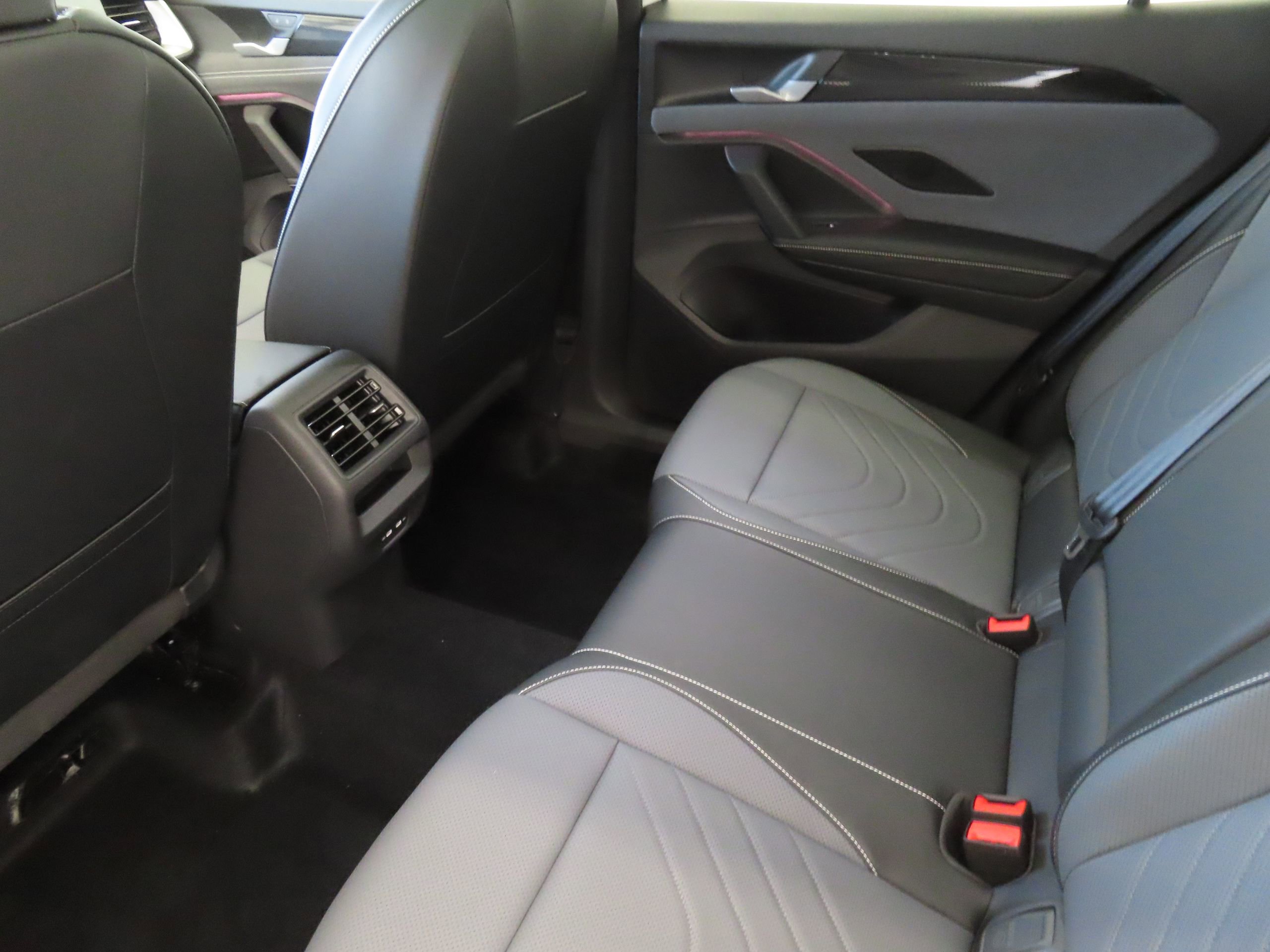 New 2026 Volkswagen Tiguan SE R-Line AWD/4WD image 21