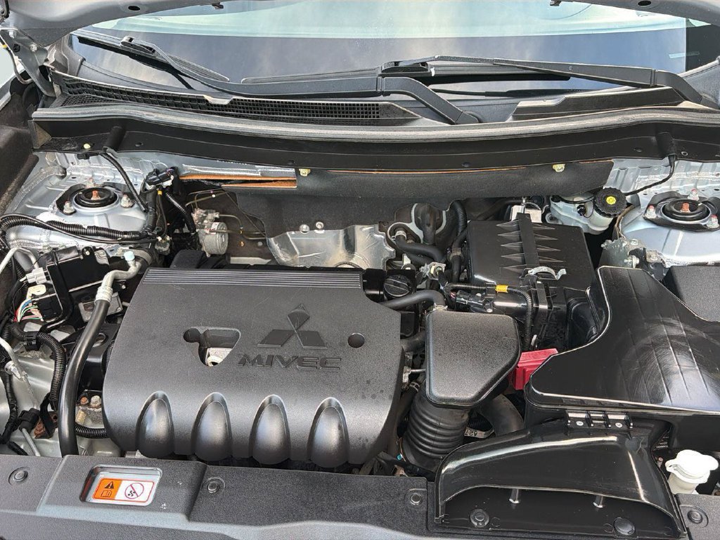 Used 2016 Mitsubishi Outlander SE AWD/4WD image 30
