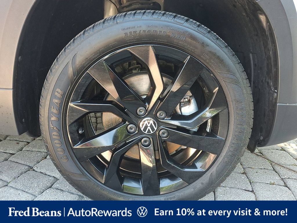 Certified 2023 Volkswagen Taos SE w/ Black Wheel Package FWD image 11