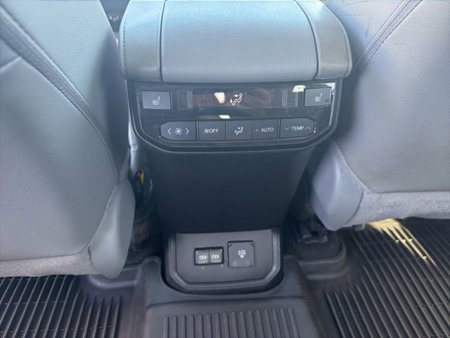 Used 2024 Toyota Highlander Platinum image 24