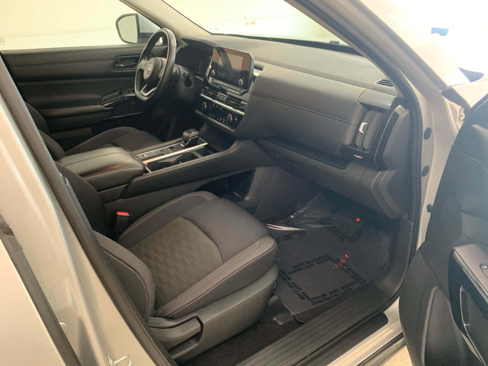 Used 2024 Nissan Pathfinder SV FWD image 13