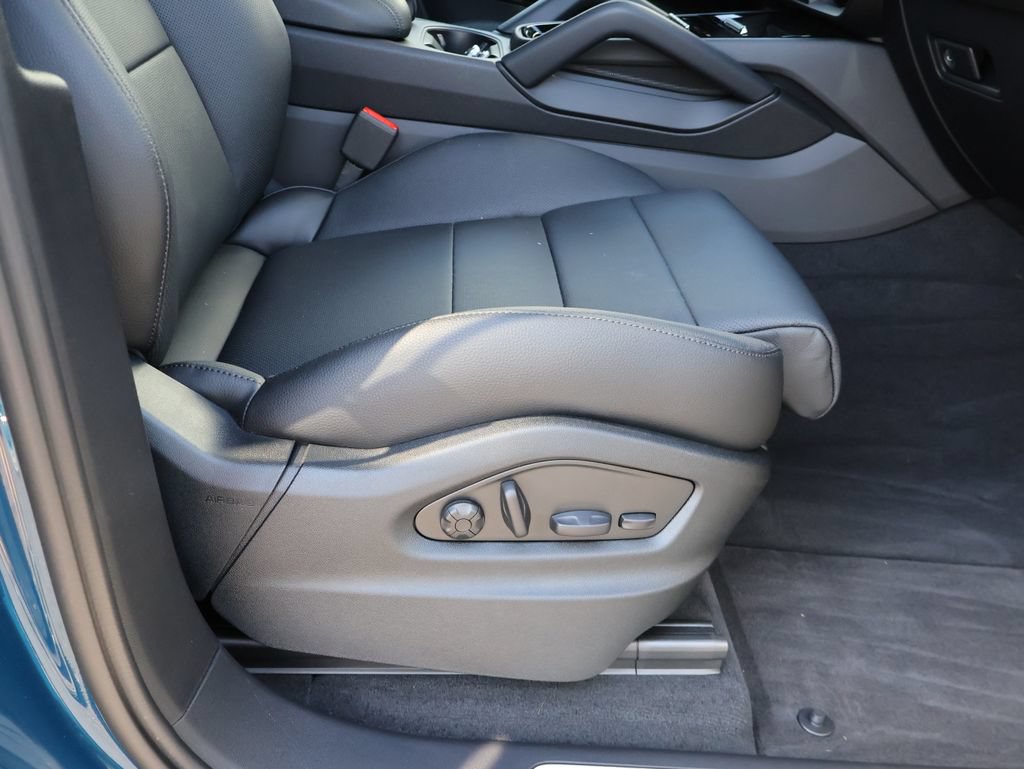 Used 2025 Porsche Cayenne S AWD/4WD image 11