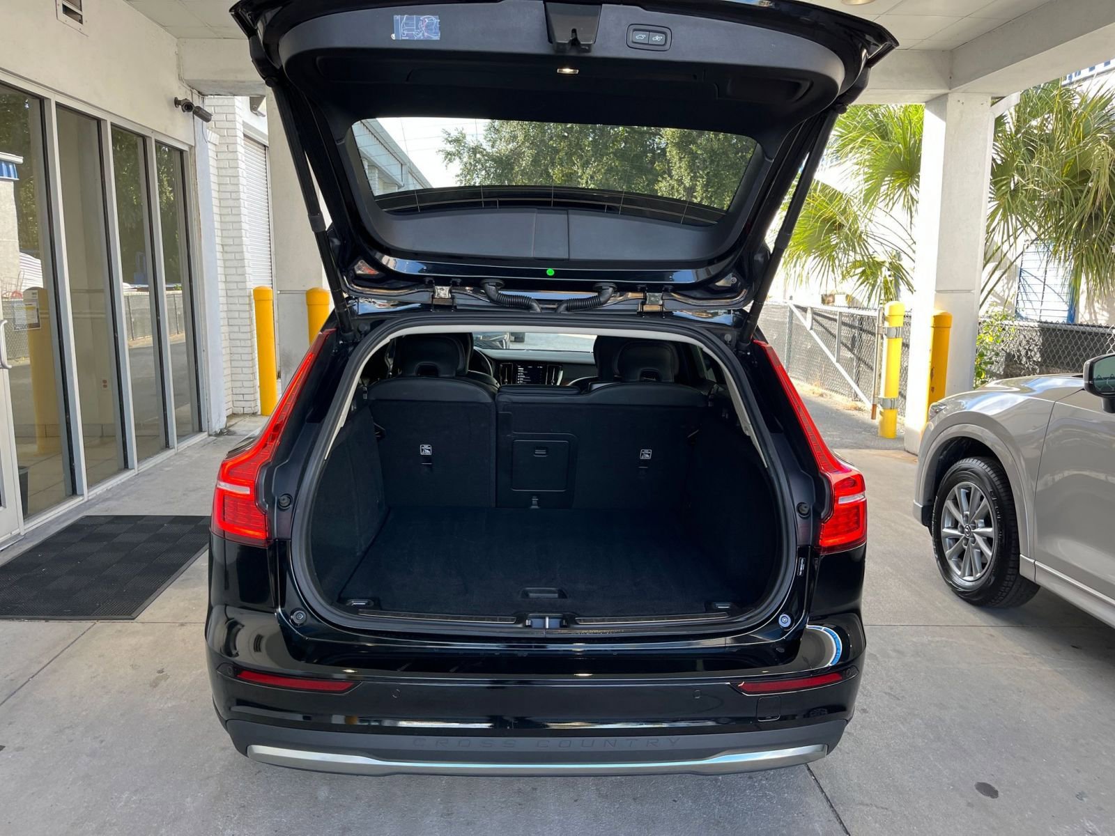 Used 2025 Volvo V60 B5 Cross Country Plus image 32