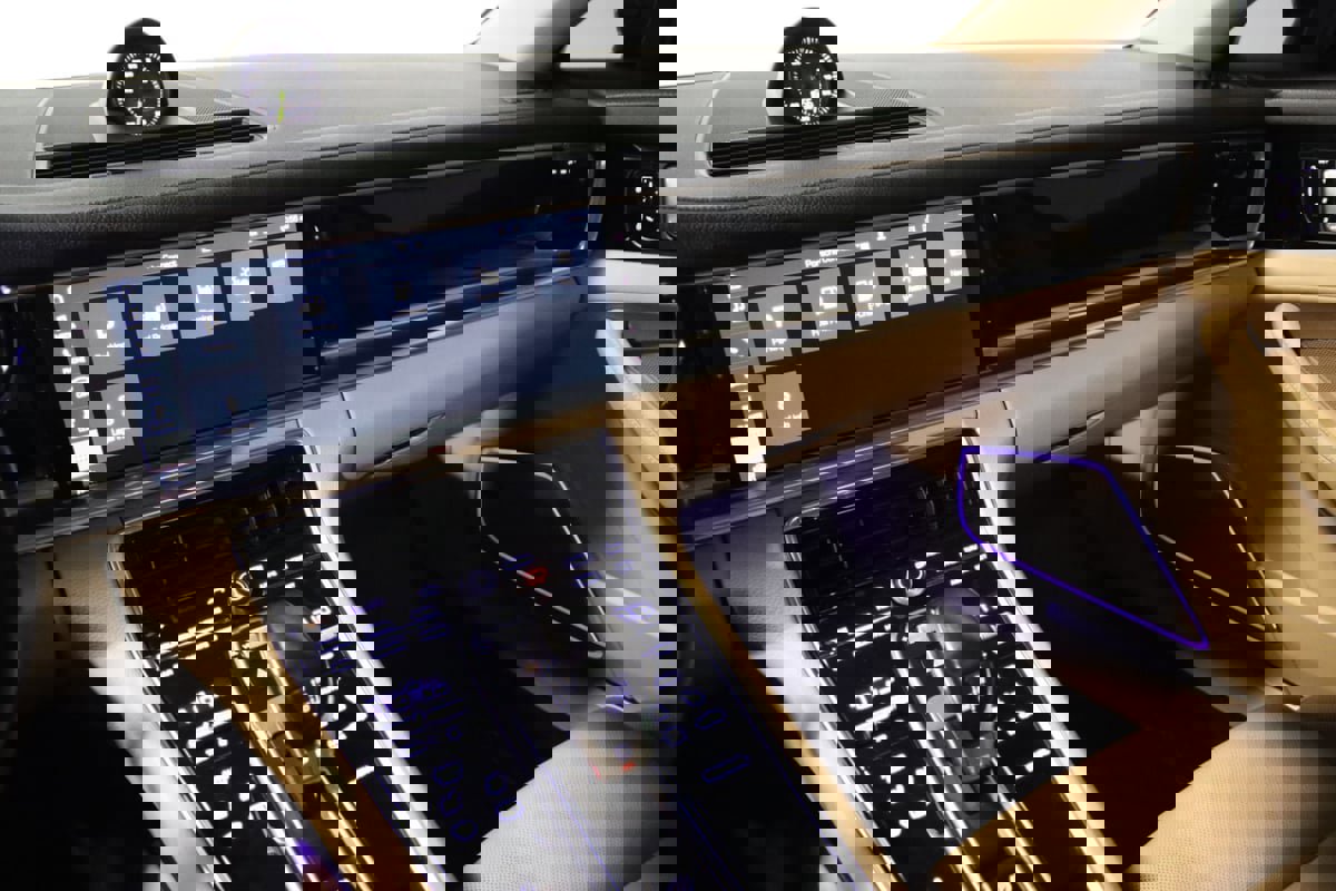 Used 2018 Porsche Panamera 4 image 66