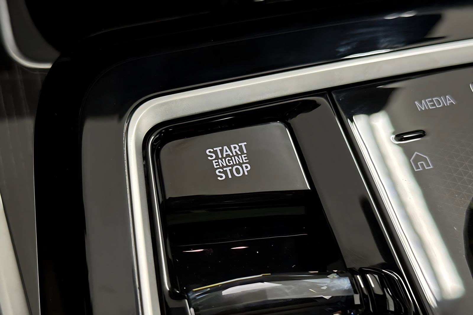 New 2026 BMW 750e xDrive image 19