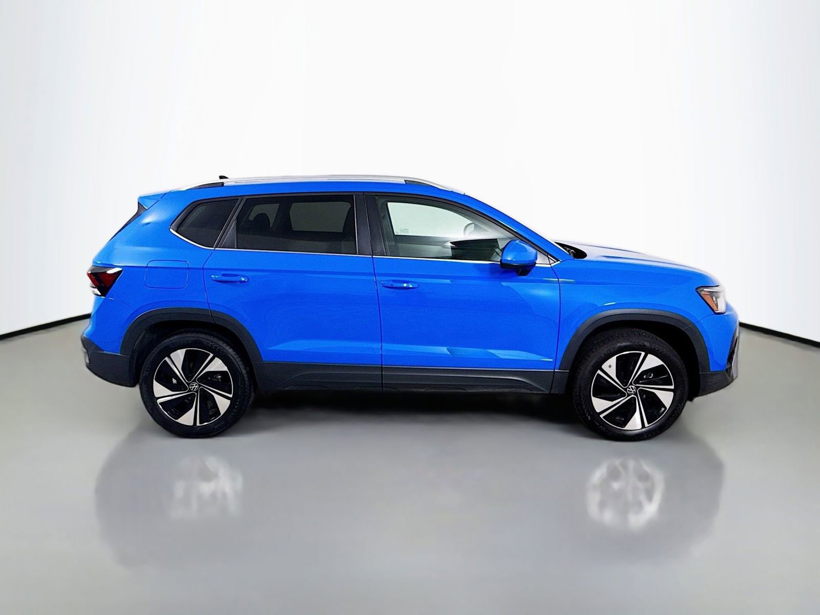 Used 2025 Volkswagen Taos SE w/ Panoramic Sunroof Package AWD/4WD image 8