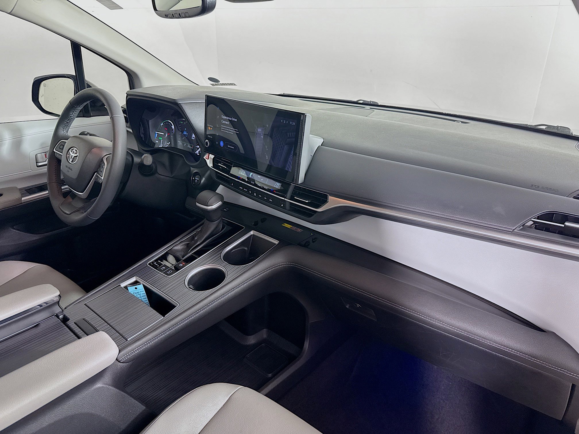 Used 2025 Toyota Sienna XLE FWD image 39