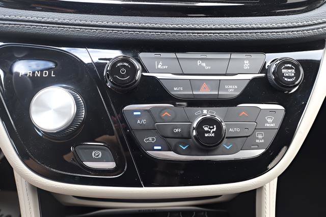 Used 2023 Chrysler Pacifica Limited FWD image 13