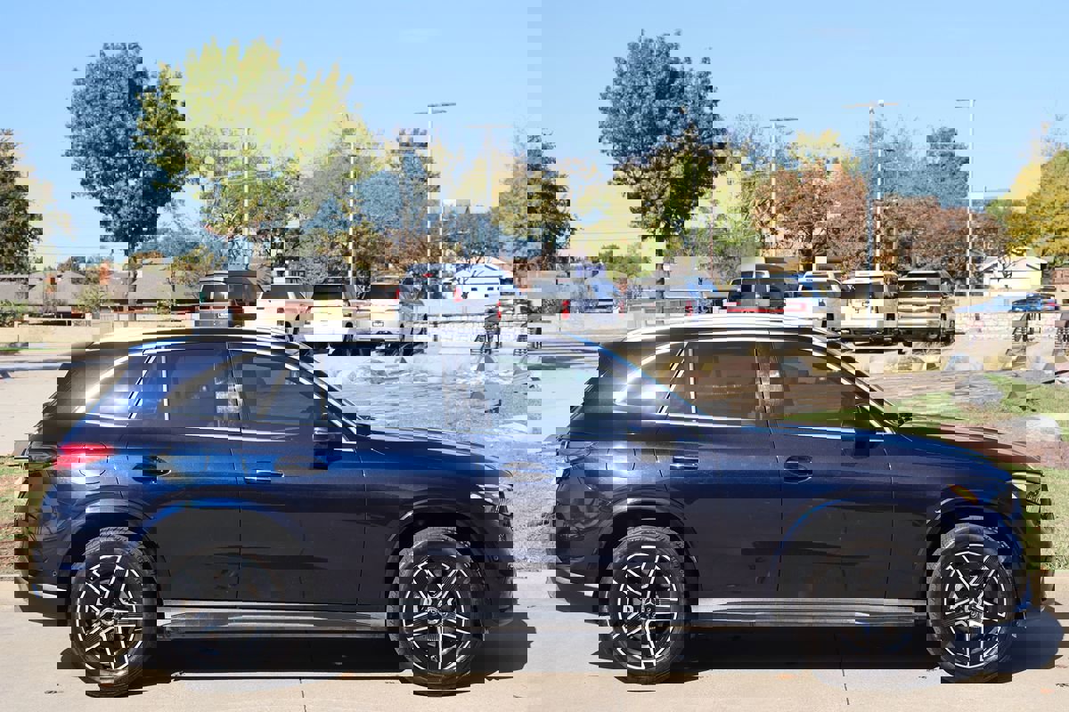 Used 2024 Mercedes-Benz GLC 300 4MATIC w/ AMG Line image 5