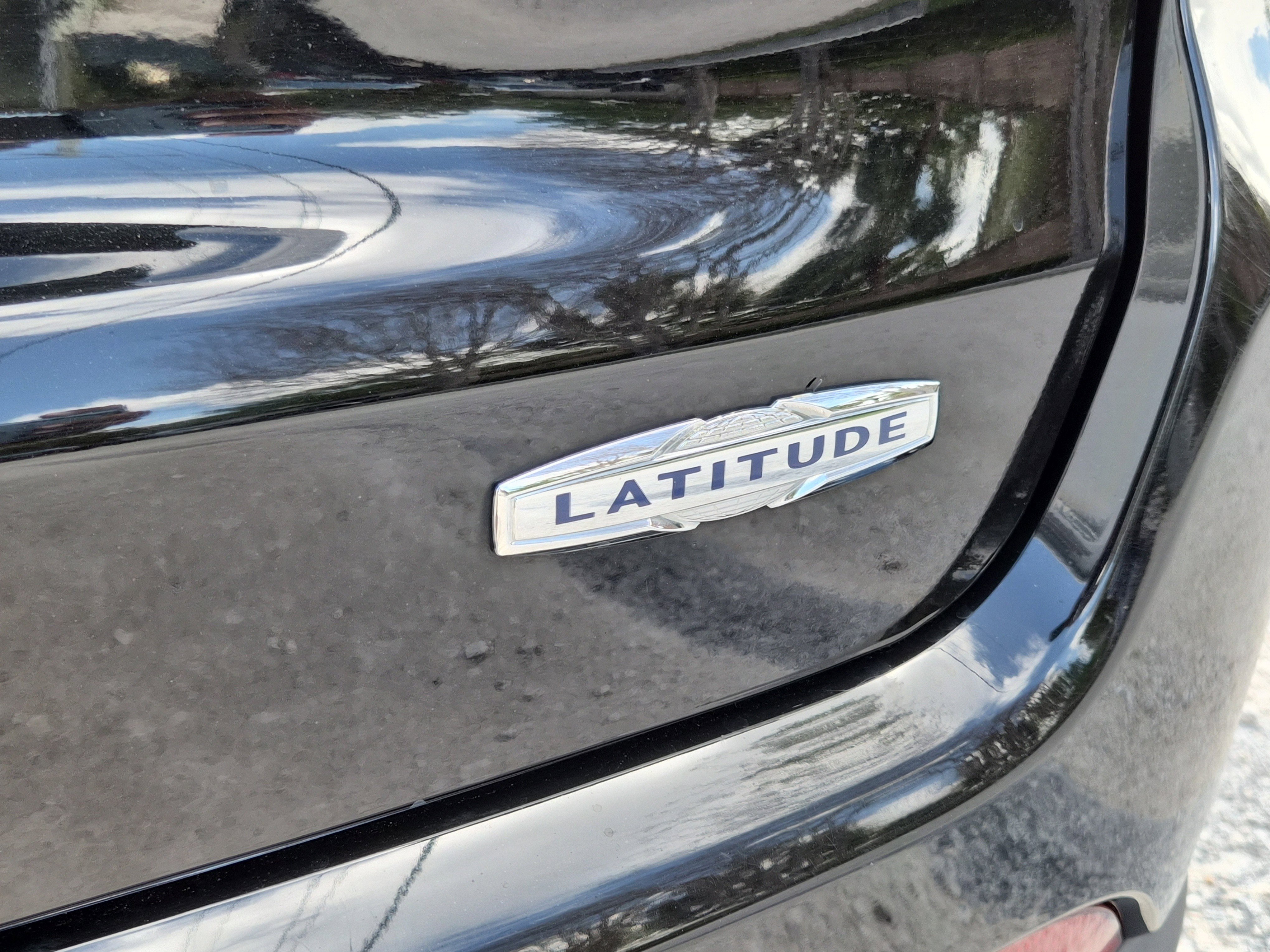 Used 2018 Jeep Compass Latitude w/ Cold Weather Group image 8