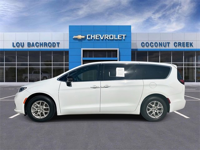 Used 2024 Chrysler Pacifica Touring image 5