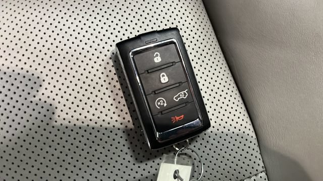 Used 2023 Jeep Grand Cherokee Overland w/ Luxury Tech Group IV AWD/4WD image 44