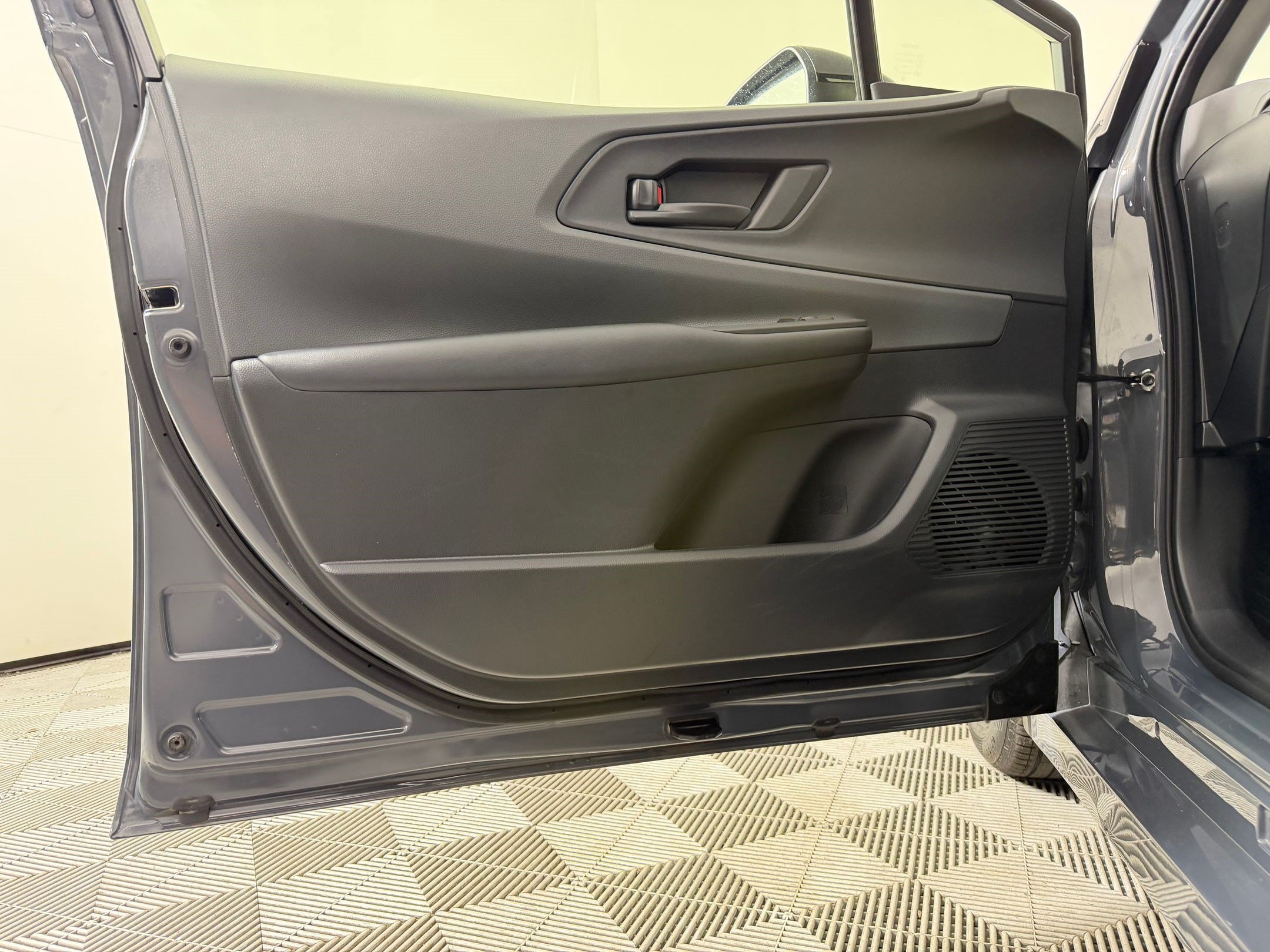 Used 2025 Toyota Prius LE FWD image 13