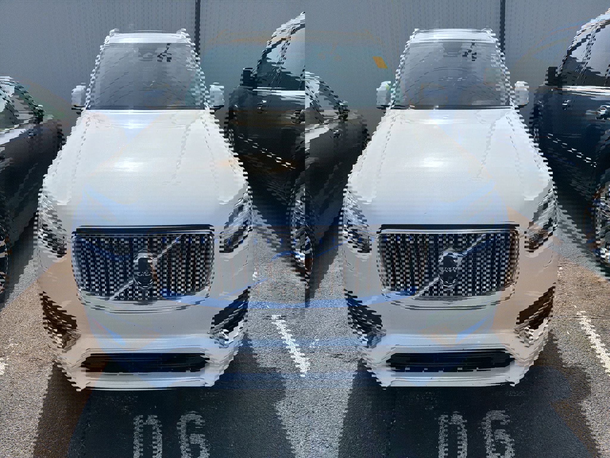 Used 2023 Volvo XC90 B6 Plus image 2