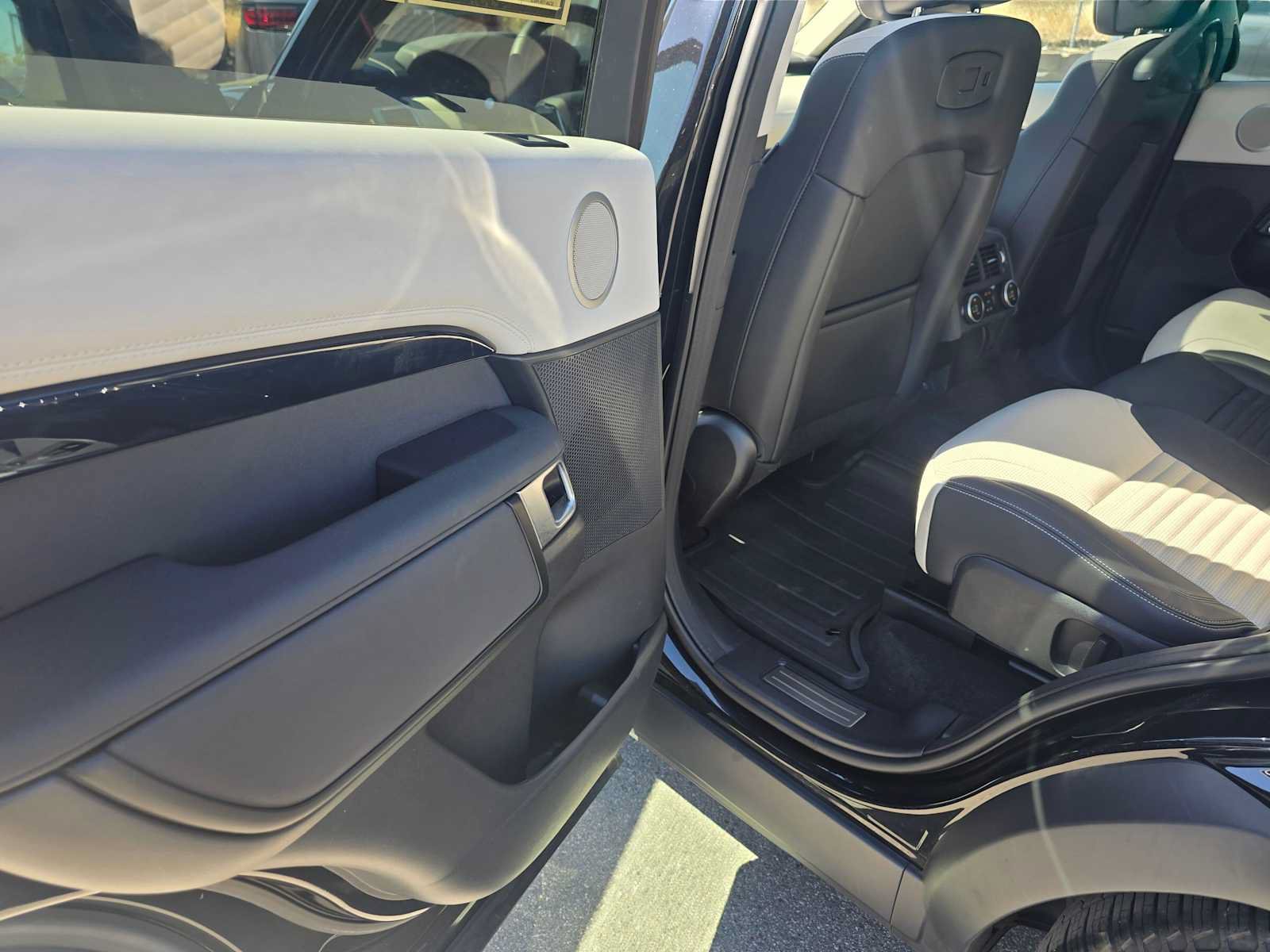 Used 2025 Land Rover Discovery S AWD/4WD image 18