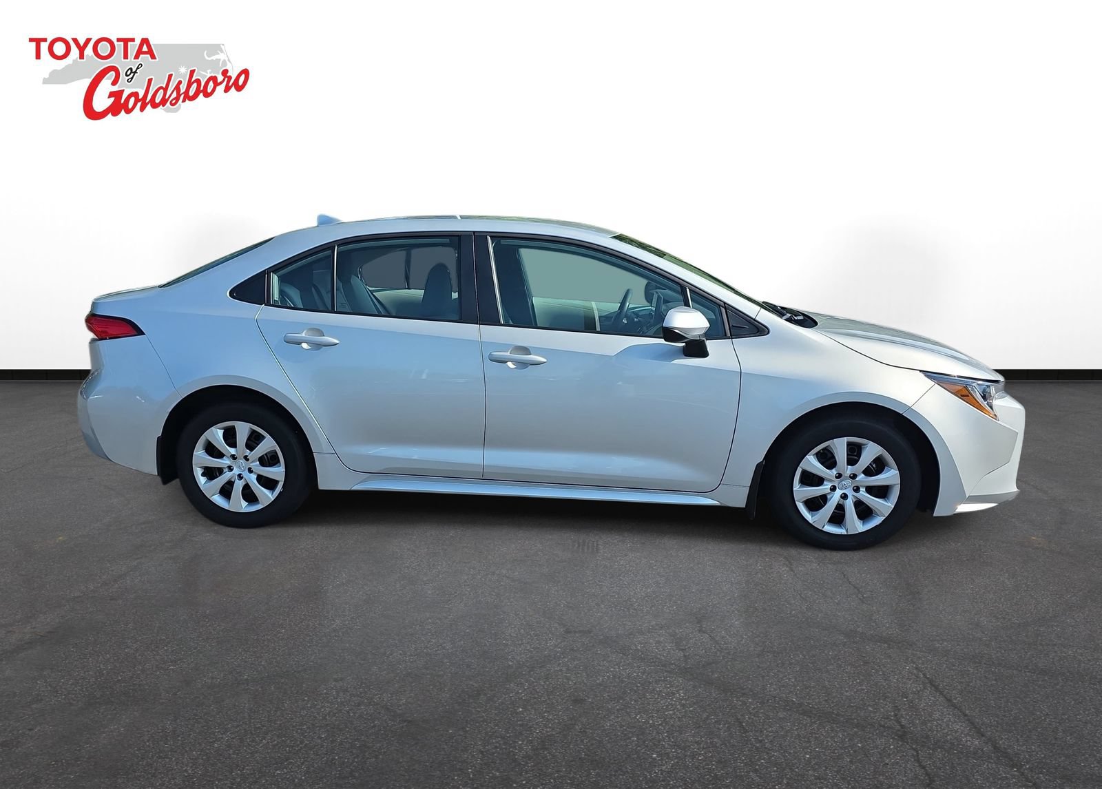 Used 2025 Toyota Corolla LE FWD image 4