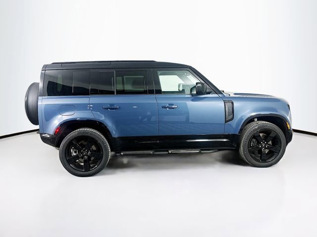 Used 2025 Land Rover Defender 110 X-Dynamic SE image 4