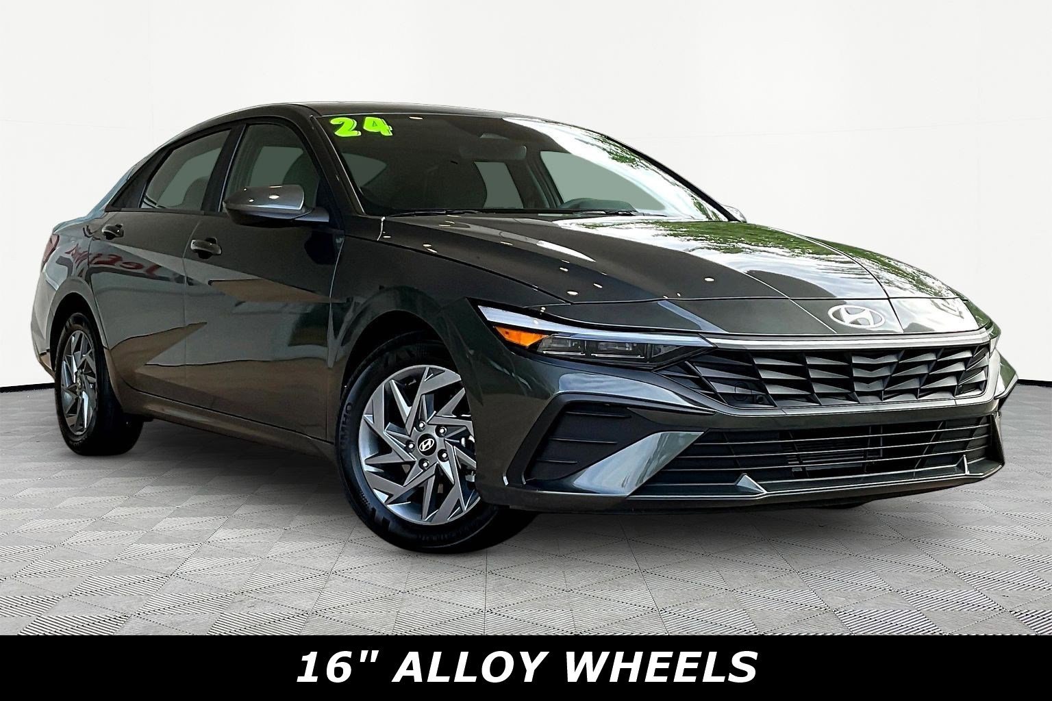 Used 2024 Hyundai Elantra SEL FWD image 3