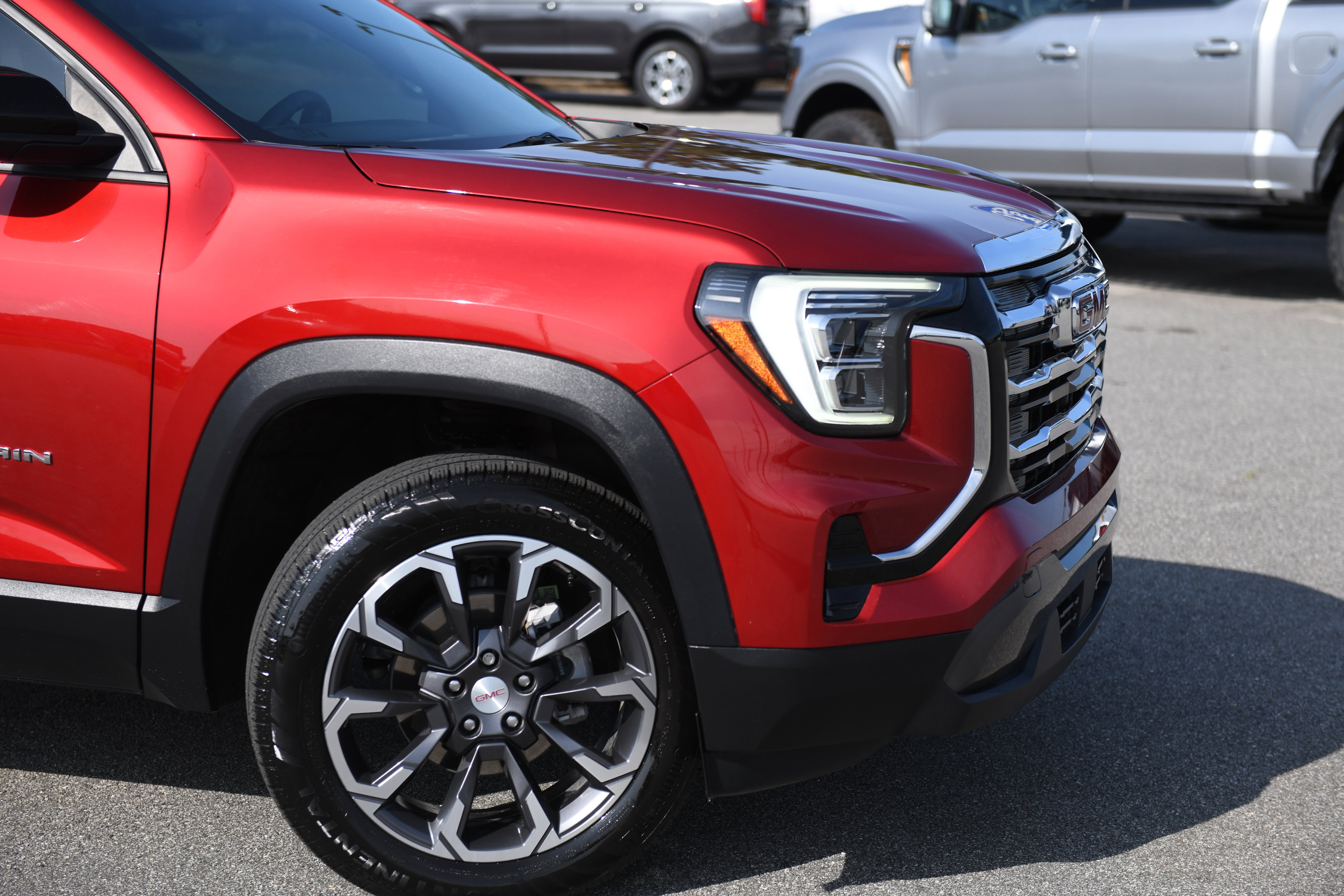 Used 2025 GMC Terrain Elevation w/ Elevation Premium Package AWD/4WD image 3