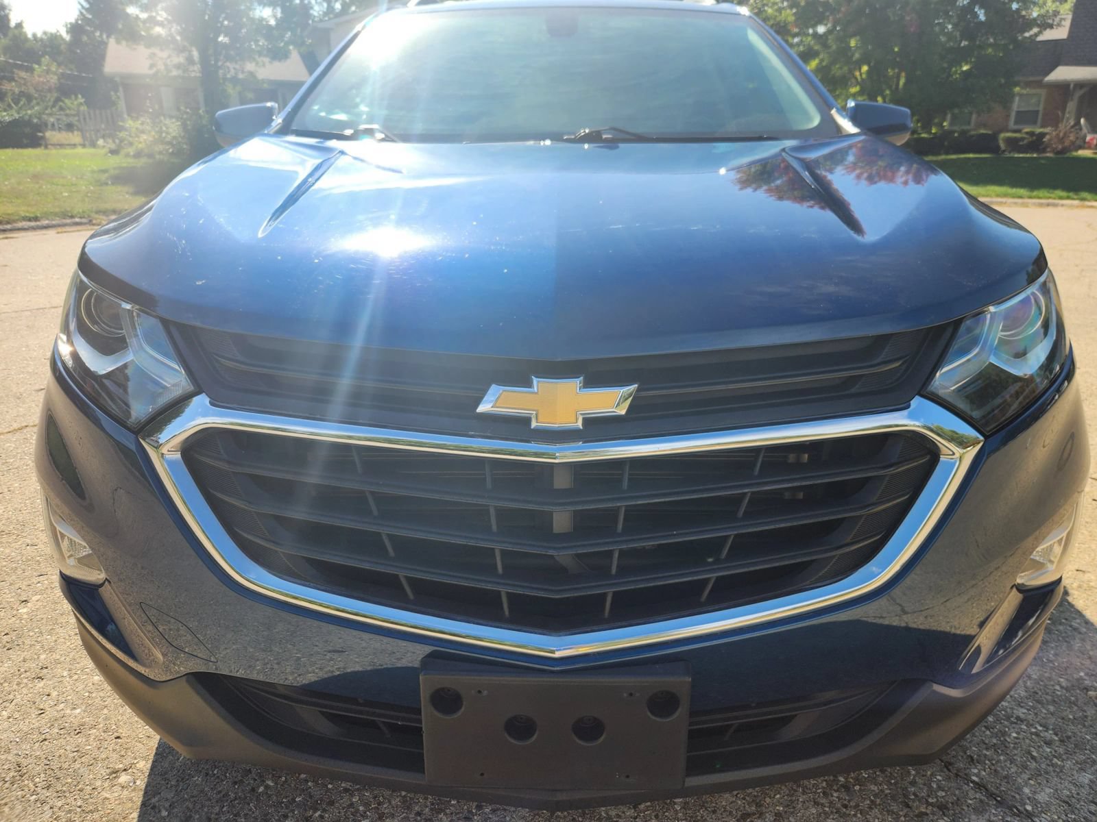 Used 2019 Chevrolet Equinox LT w/ Sun & Navigation Package AWD/4WD image 2