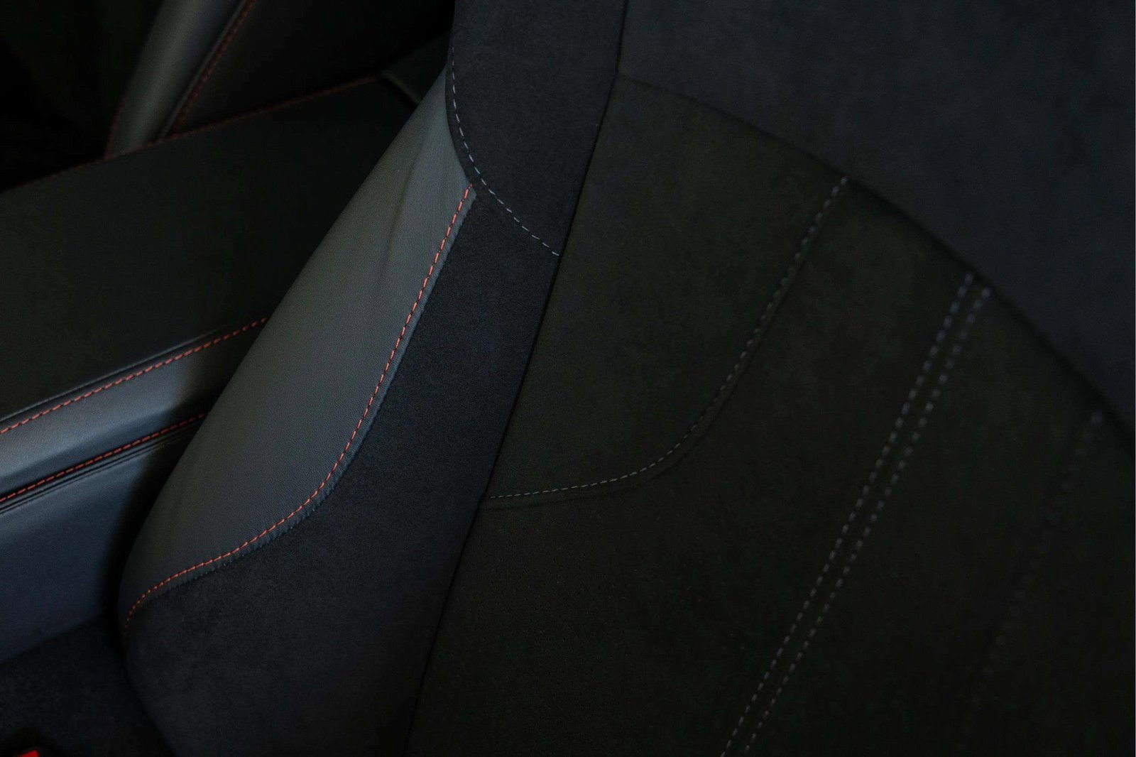 Used 2025 Aston Martin V8 Vantage Coupe image 37