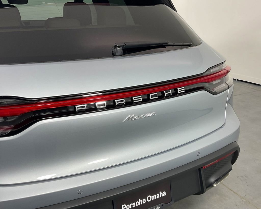 Certified 2025 Porsche Macan AWD/4WD image 12