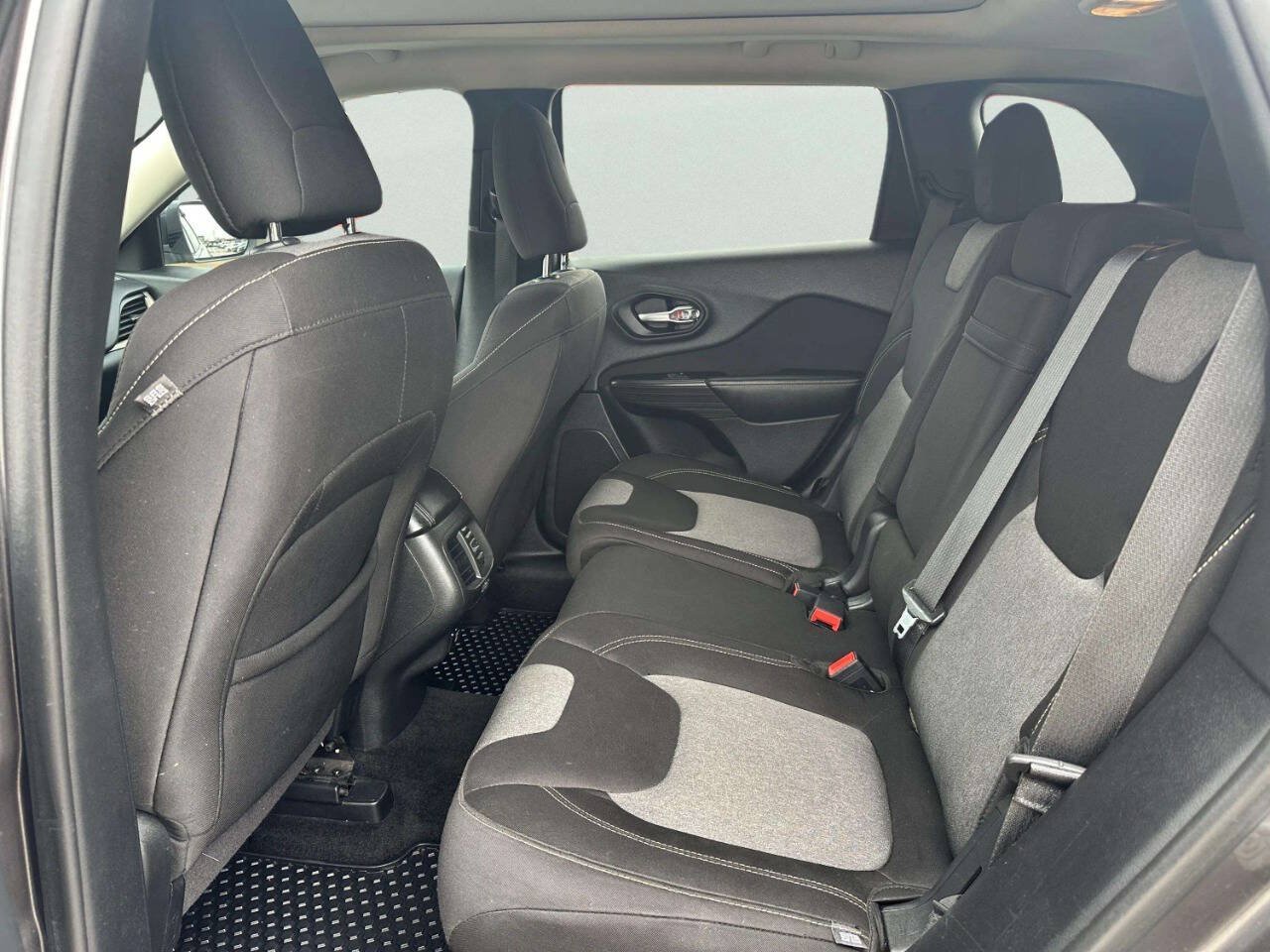Used 2014 Jeep Cherokee Latitude w/ Comfort/Convenience Group AWD/4WD image 11