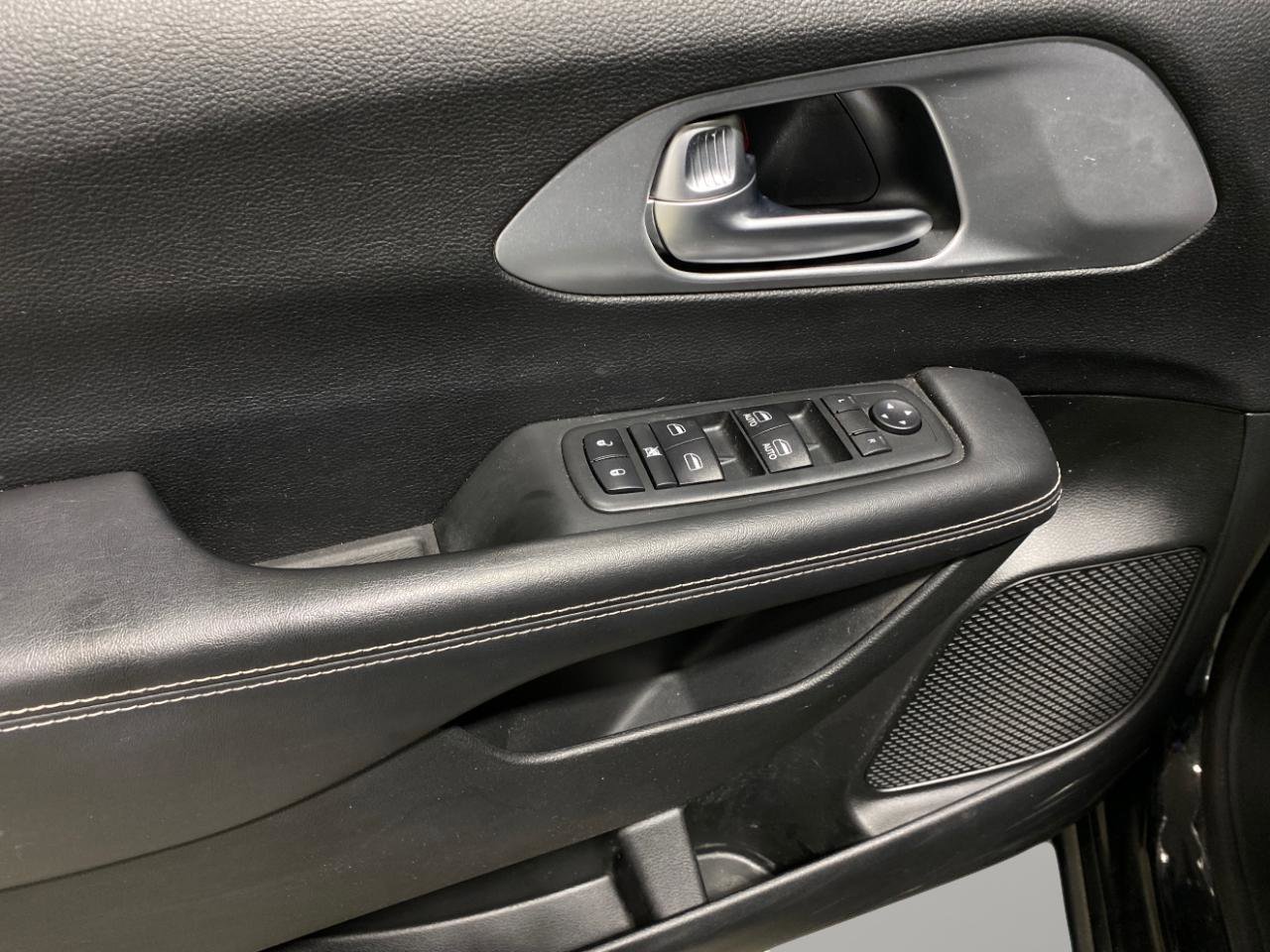 Used 2018 Chrysler Pacifica Touring-L w/ Premium Audio Group FWD image 8