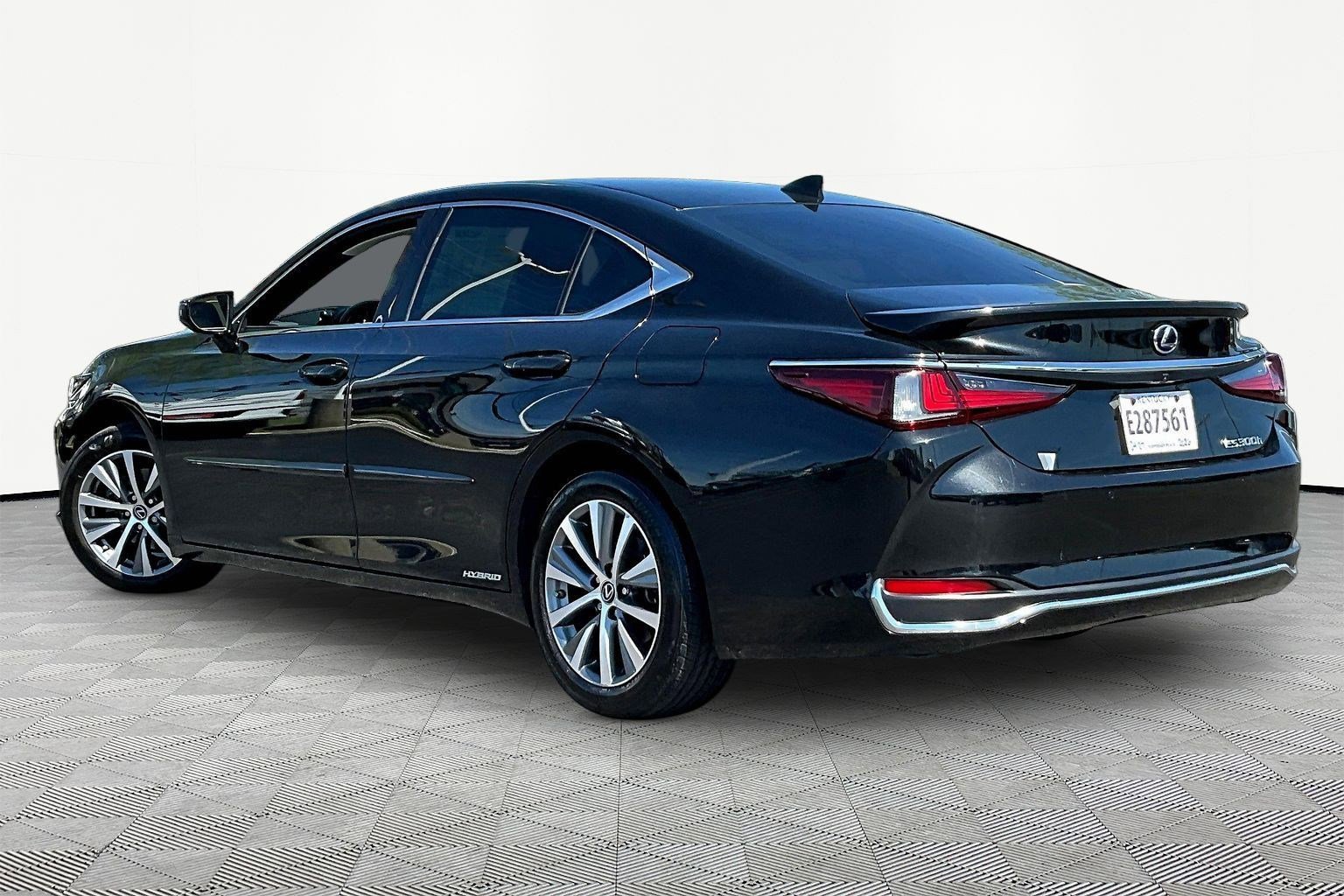 Used 2021 Lexus ES 300h w/ Premium Package image 4