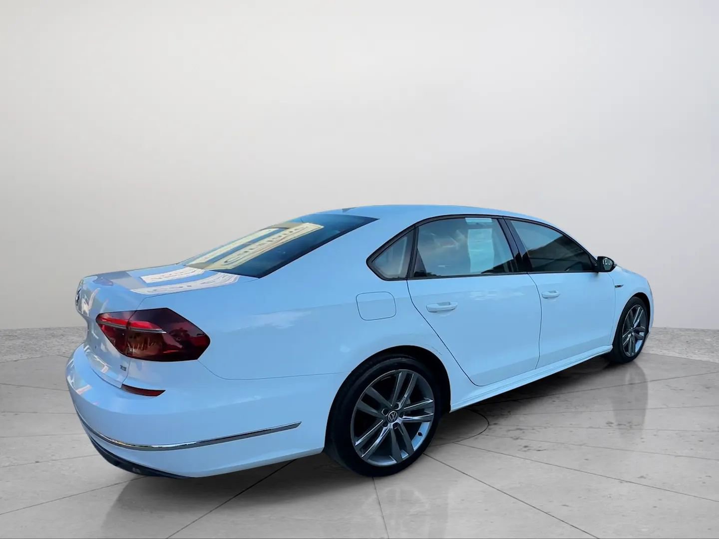 Used 2018 Volkswagen Passat 2.0T R-Line w/ R-Line Lighting Package FWD image 5
