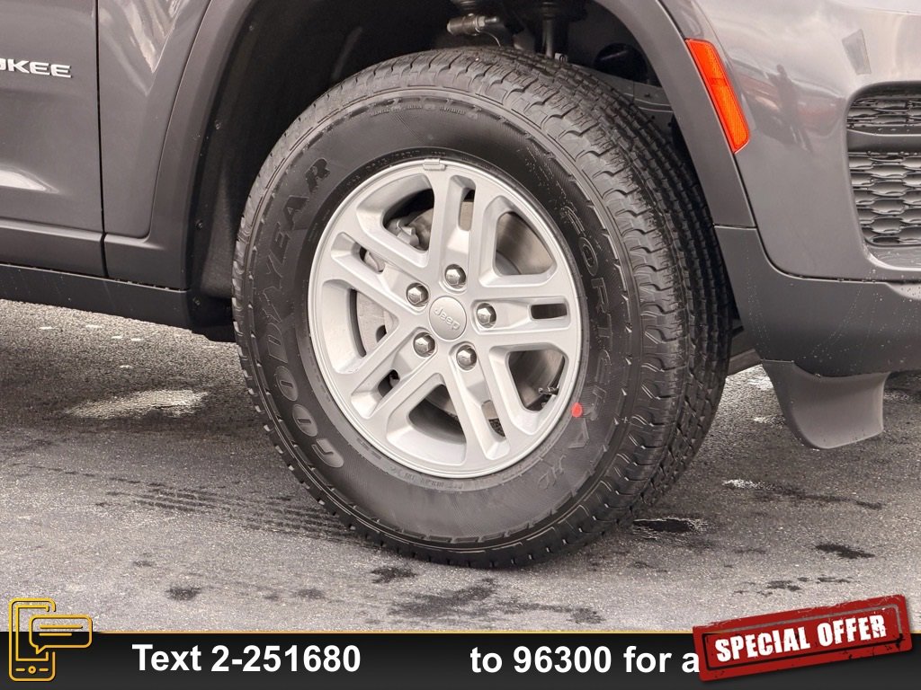 Used 2025 Jeep Grand Cherokee Laredo w/ Luxury Tech Group I image 17