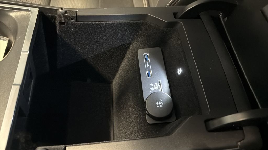 Used 2019 Jaguar E-PACE R-Dynamic HSE image 30