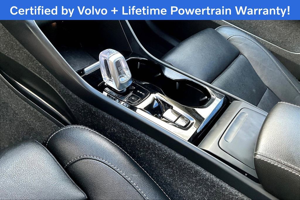 Used 2025 Volvo XC40 B5 Plus image 19