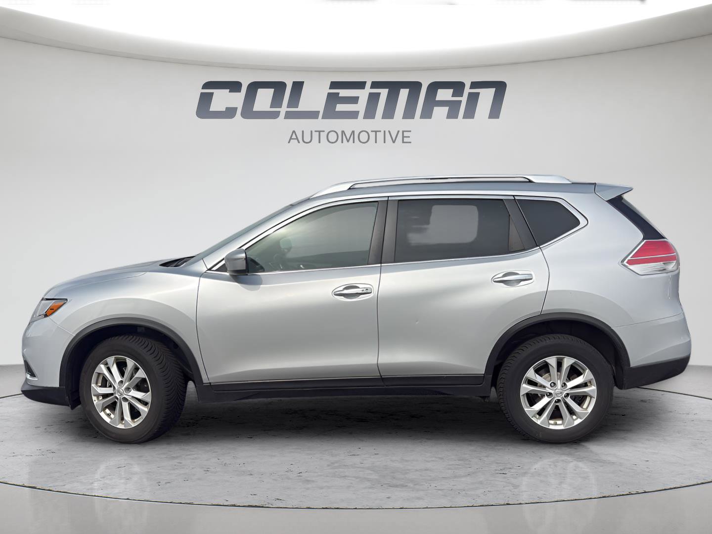 Used 2015 Nissan Rogue SV image 2