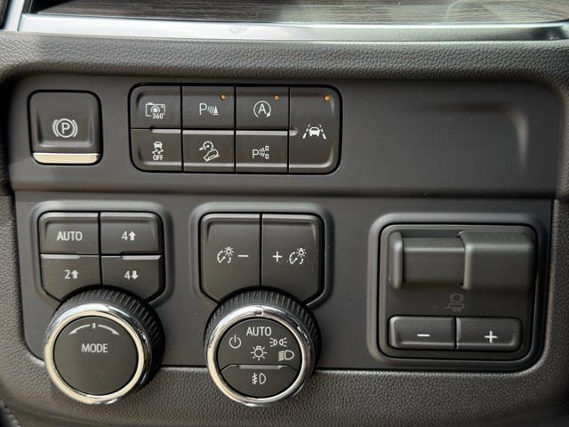 New 2026 Chevrolet Suburban Z71 w/ Comfort Package AWD/4WD image 18
