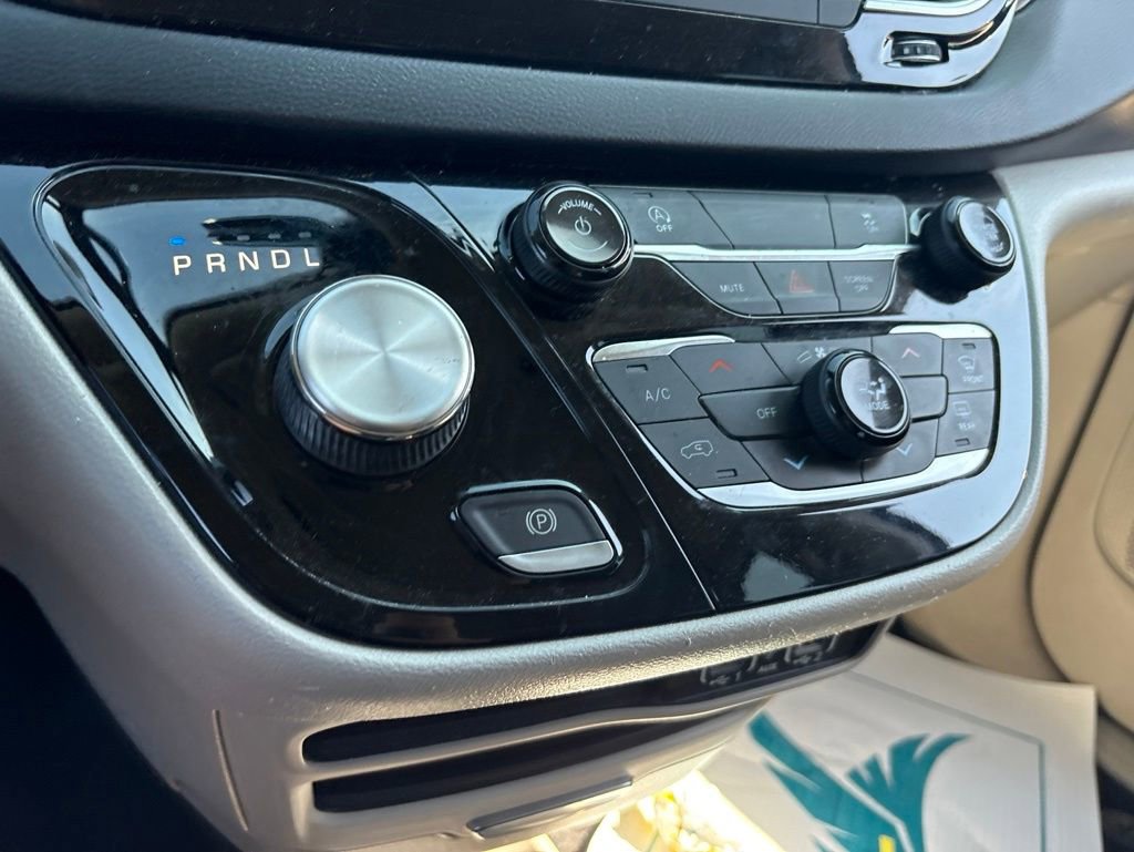 Used 2022 Chrysler Voyager LX FWD image 26