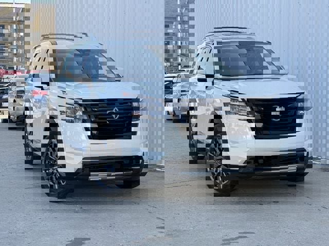 Used 2024 Nissan Pathfinder SL w/ SL Premium Package image 2