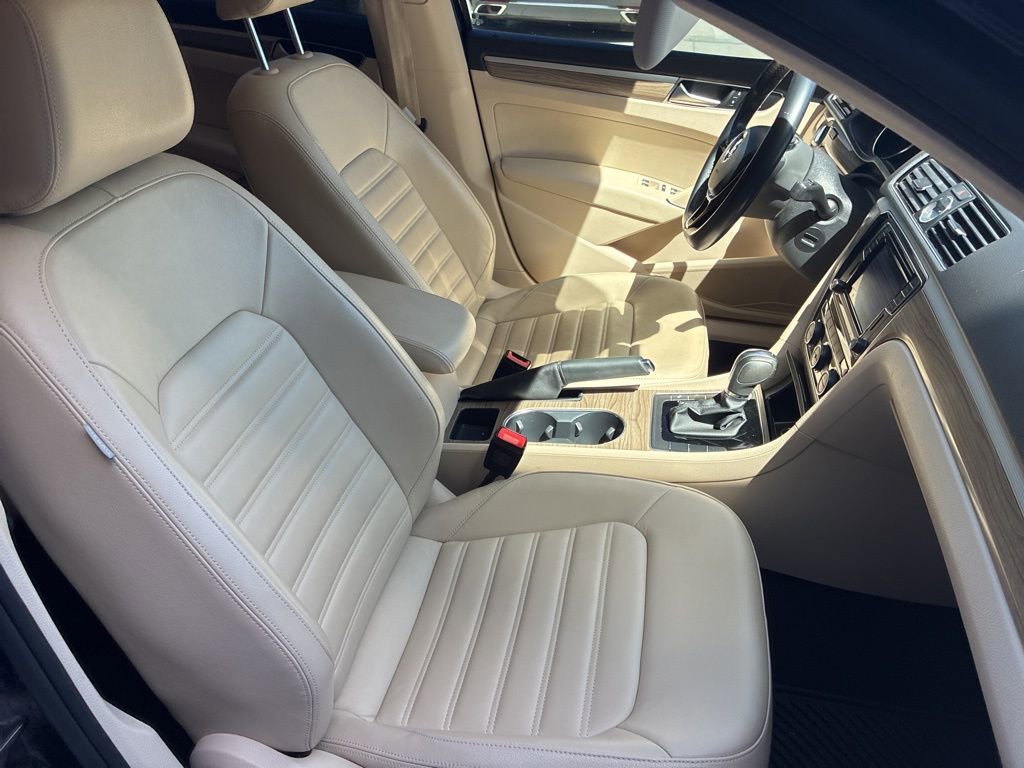 Used 2017 Volkswagen Passat 1.8T SEL Premium FWD image 10