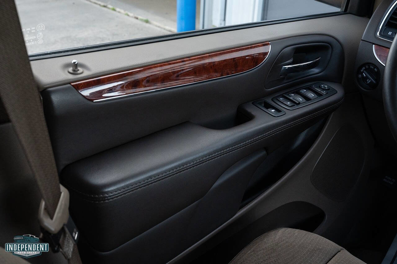 Used 2014 Chrysler Town & Country Touring image 9