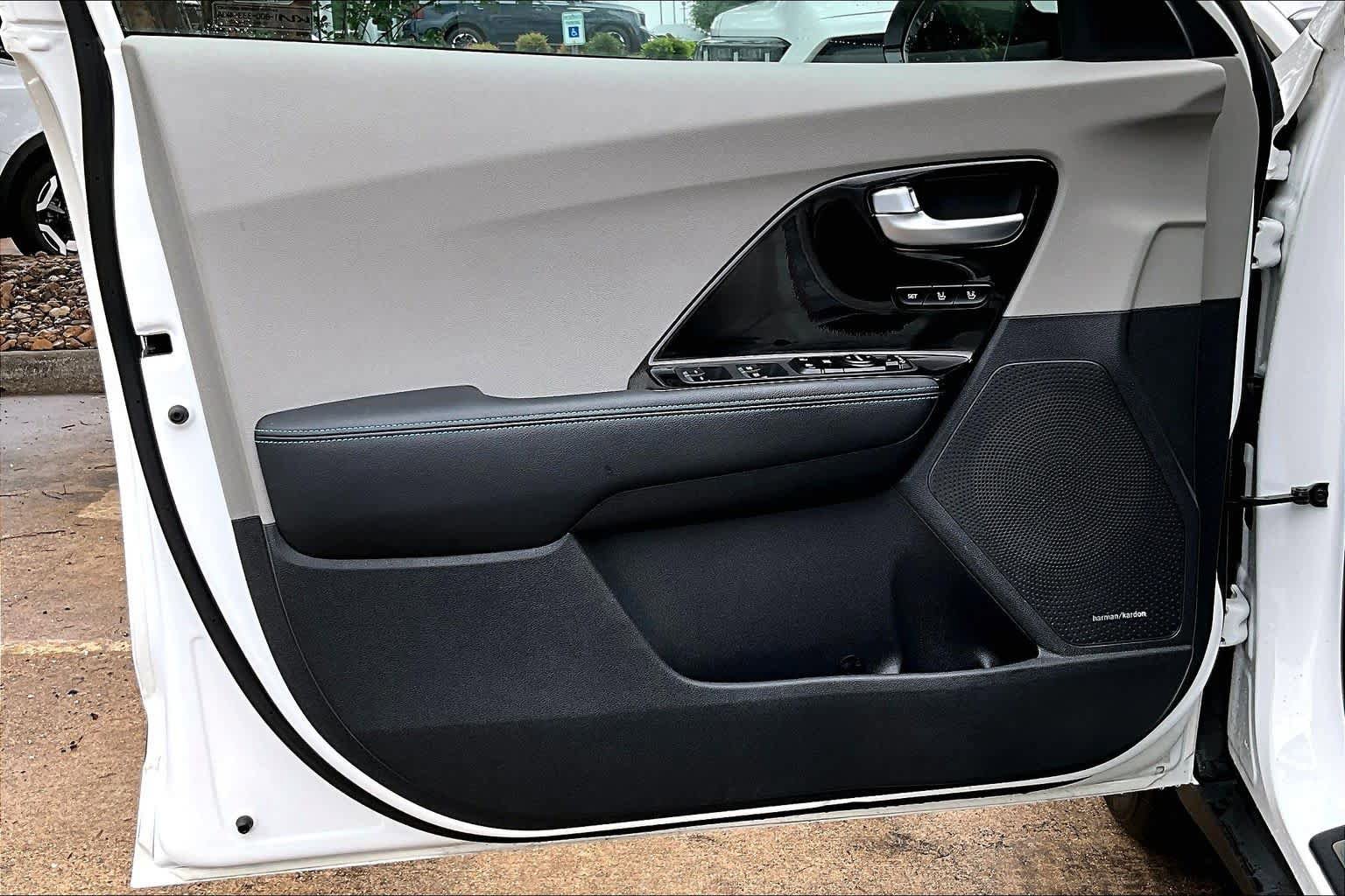 Used 2022 Kia Niro EX Premium FWD image 22