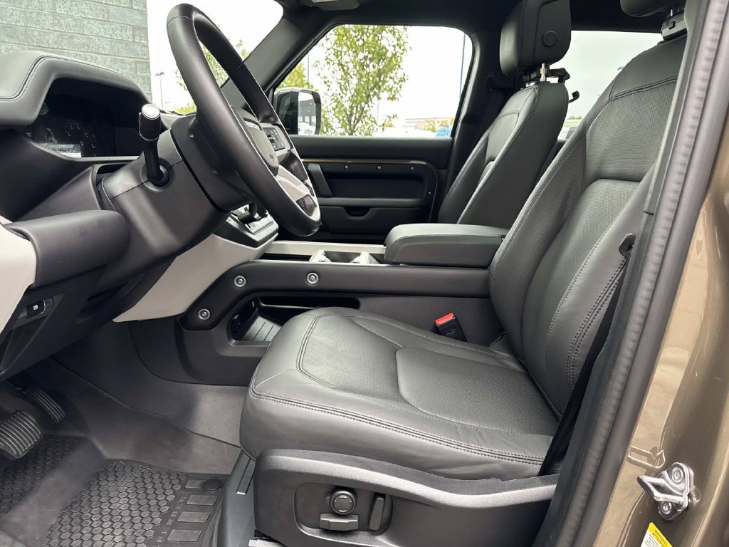 Used 2025 Land Rover Defender 110 X-Dynamic SE AWD/4WD image 20