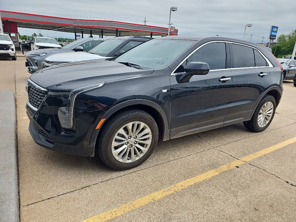 Used 2024 Cadillac XT4 Luxury w/ Cold Weather Package FWD image 1